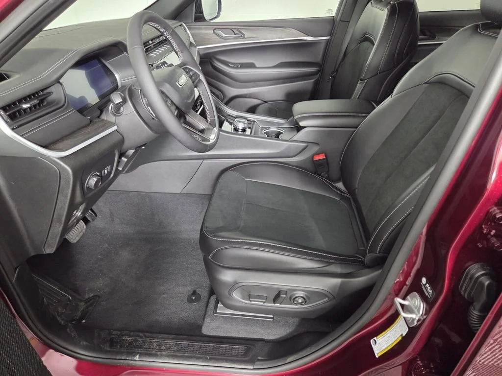 New 2026 Velvet Red Pearl-Coat Exterior Paint Jeep Laredo Altitude image 10