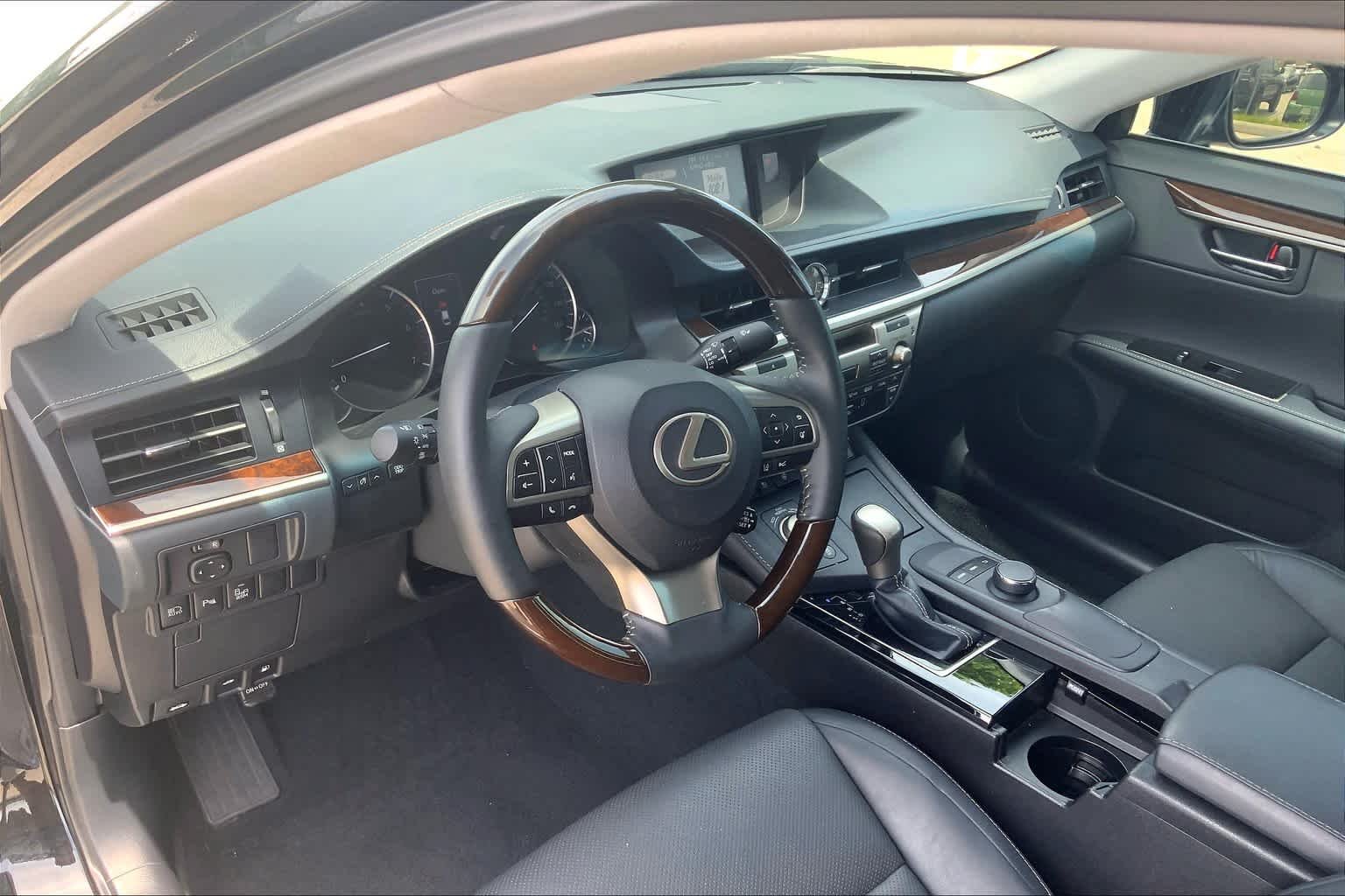 Used 2018 Obsidian Lexus  image 17