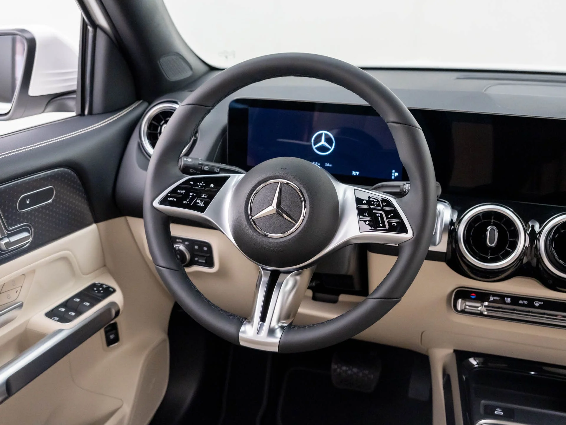 New 2026 White Mercedes-Benz GLB 250 image 11