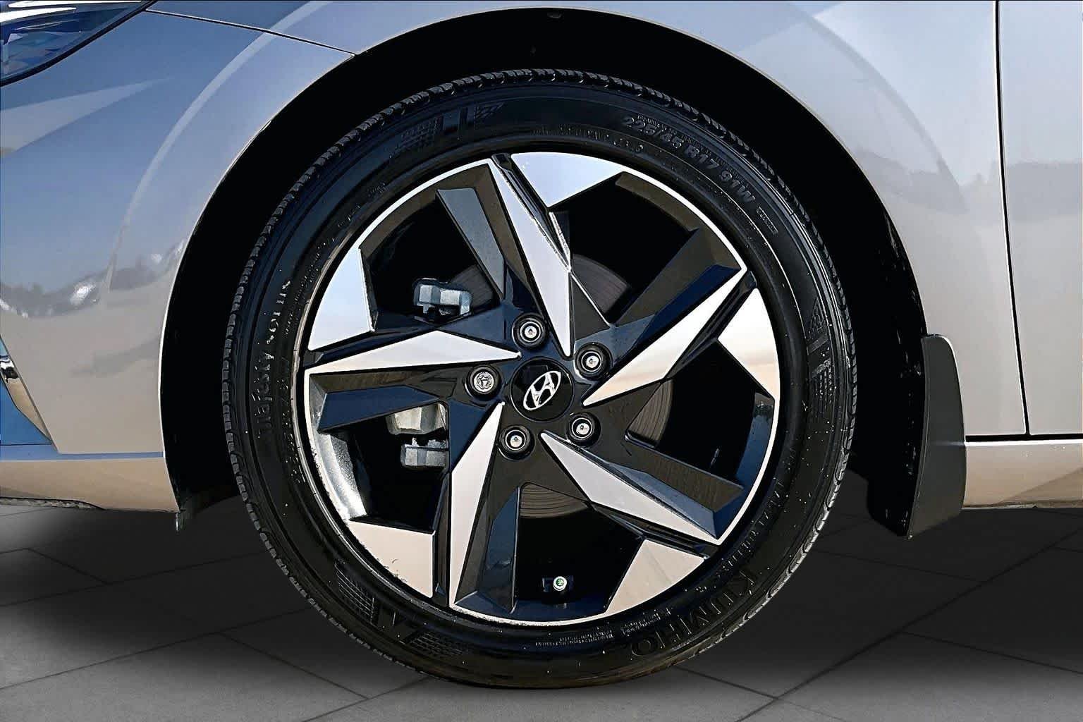Used 2023 Fluid Metal Hyundai Limited image 10