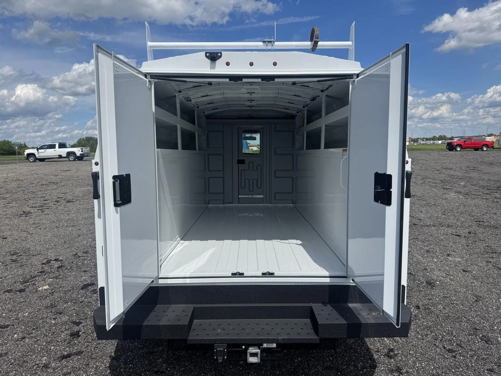 New 2026 Summit White Chevrolet 1WT image 4