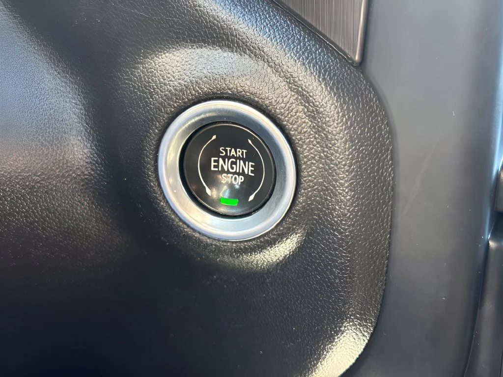 Used 2022 White GMC AT4 image 31