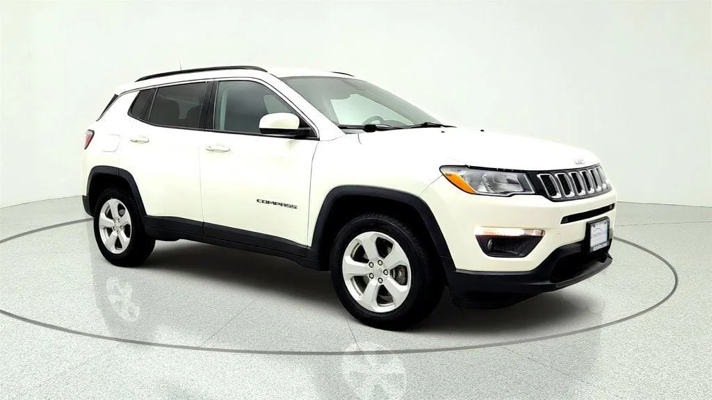 Used 2020 White Clearcoat Jeep Latitude 4x4 w/ Popular Equipment & Cold Weather Groups image 3