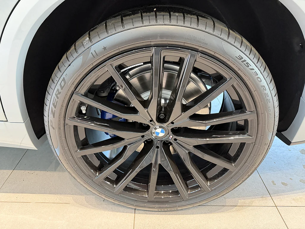 New 2026 Brooklyn Grey Metallic BMW M60i image 7