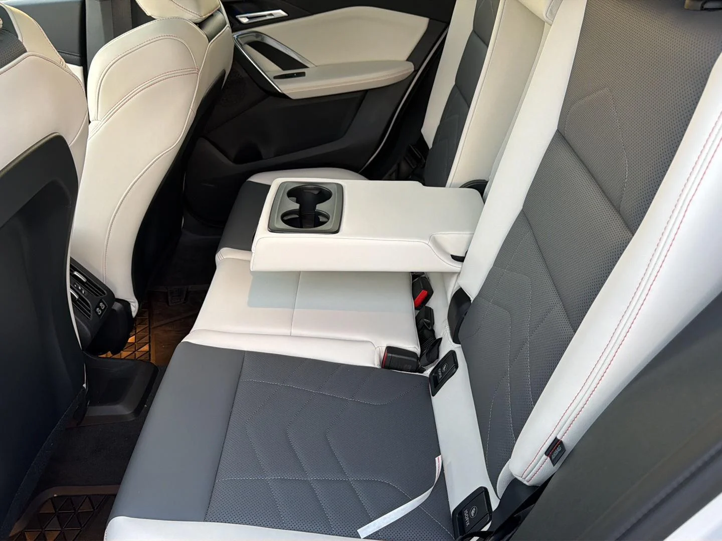 Used 2025 Mineral White Metallic BMW xDrive28i image 23