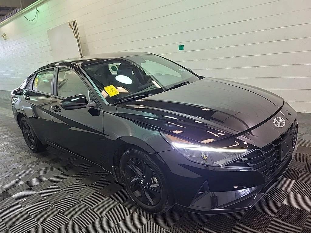 Used 2023 Black Hyundai SEL image 3