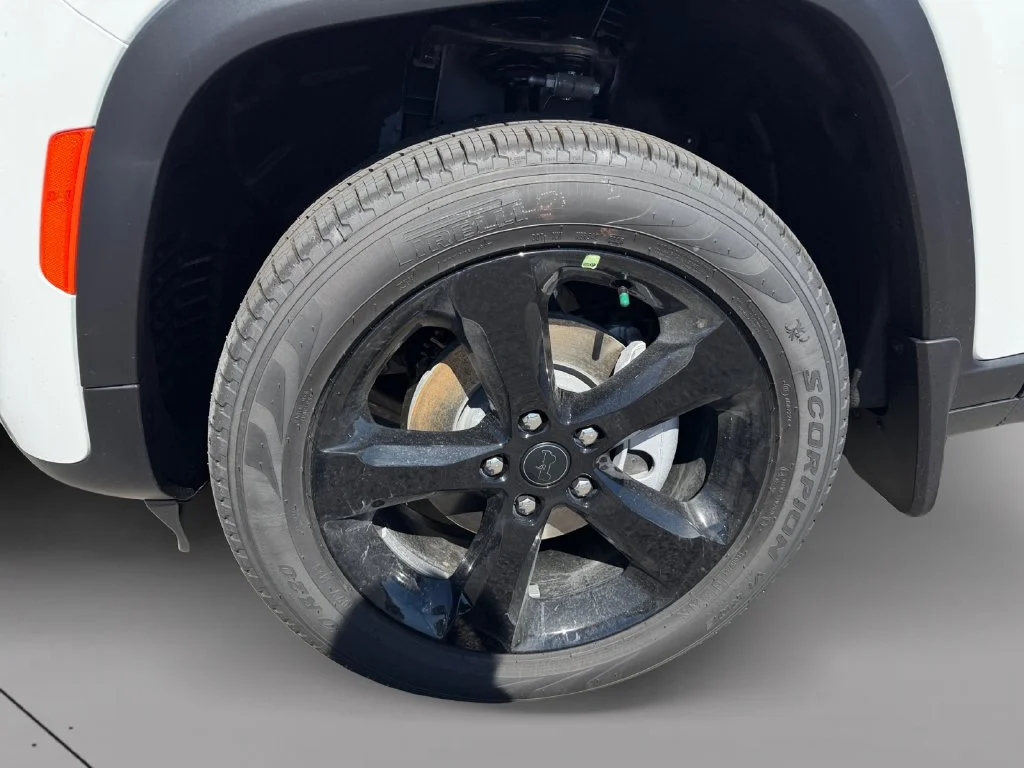 New 2027 Bright White Clear-Coat Paint Jeep Limited Reserve image 9