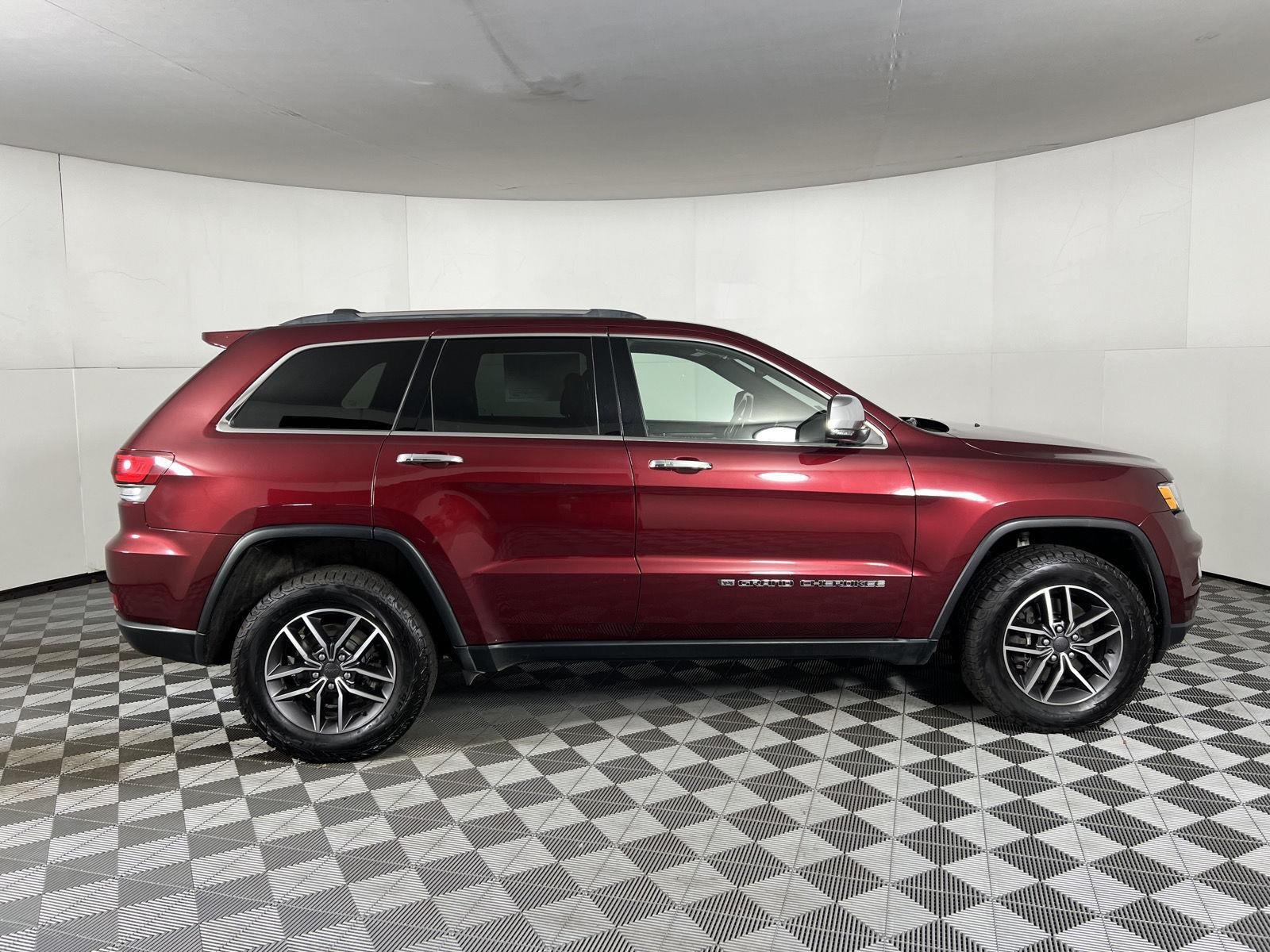 Used 2022 Velvet Red Pearlcoat Jeep Limited image 10