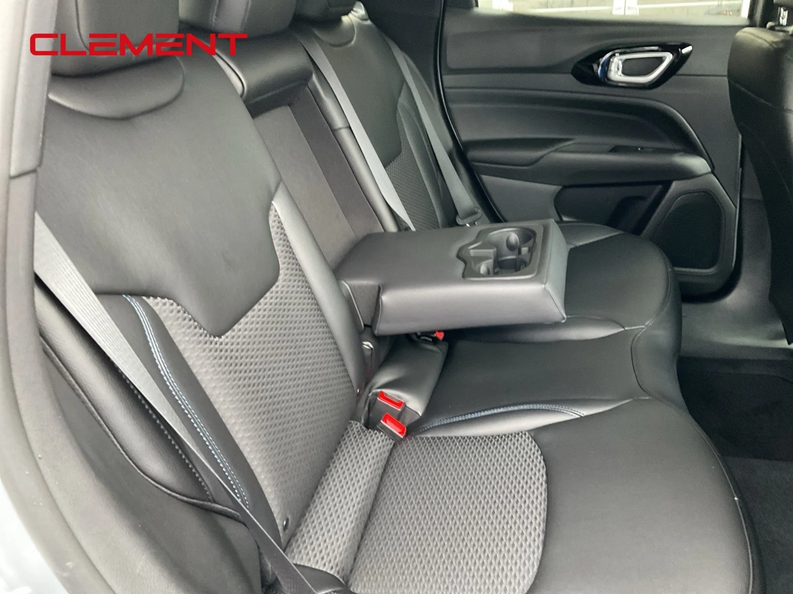 New 2026 Silver Zynith Metallic Clearcoat Jeep Latitude image 20