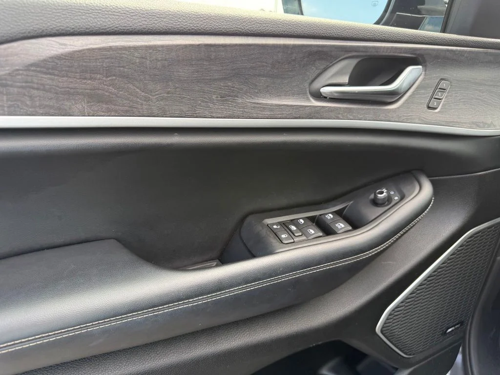 Used 2023 Gray Jeep Limited image 5