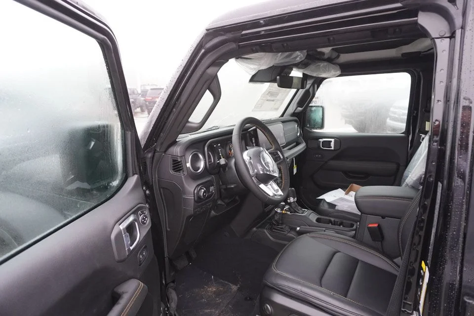 New 2025 Black Clear-Coat Exterior Paint Jeep Sahara image 10