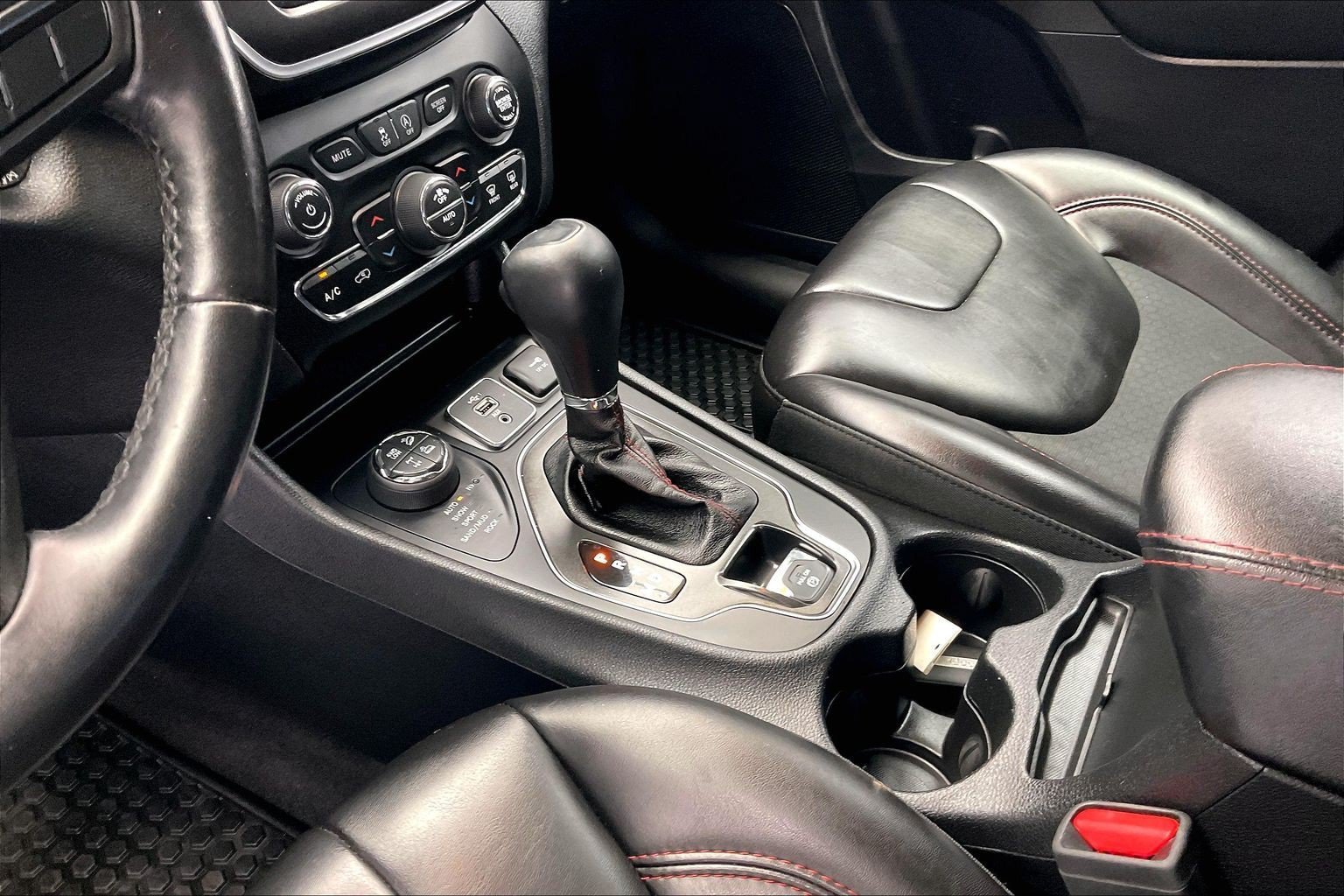 Used 2019 Pearl White Pearlcoat Jeep Trailhawk image 16