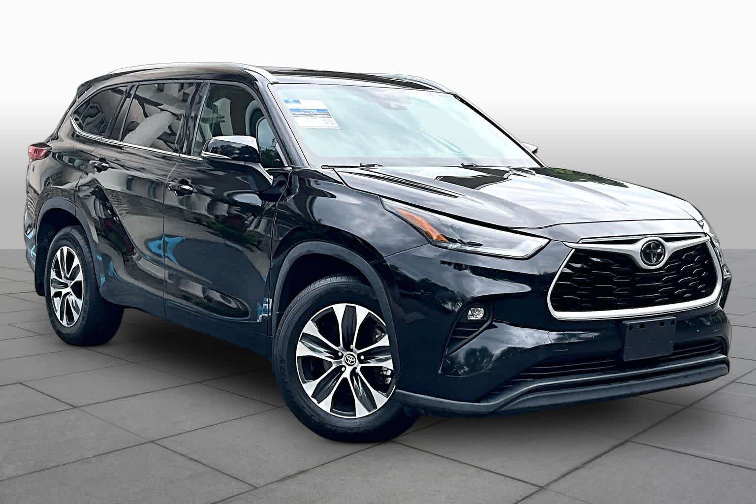 Used 2021 Midnight Black Metallic Toyota XLE image 3