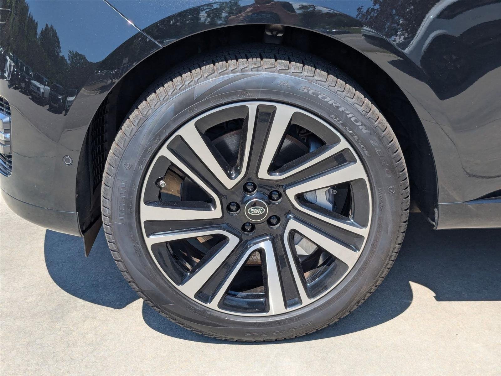 Used 2023 Santorini Black Metallic Land Rover SE image 10