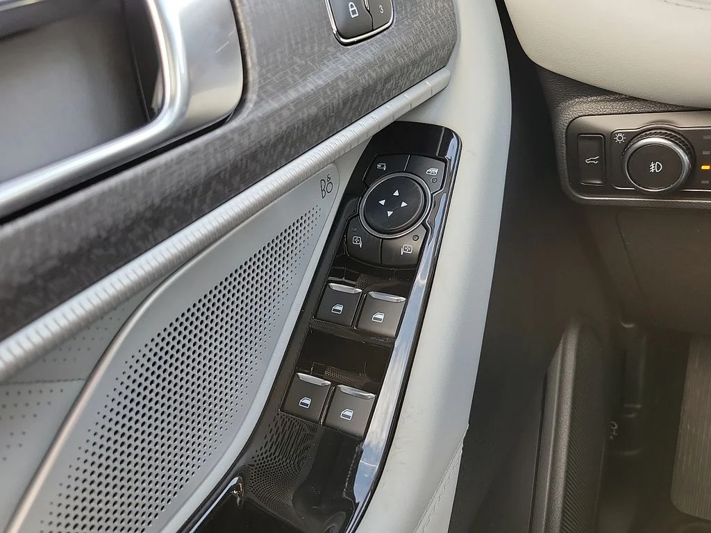 New 2026 Star White Metallic Tri-Coat Ford Platinum™ image 14