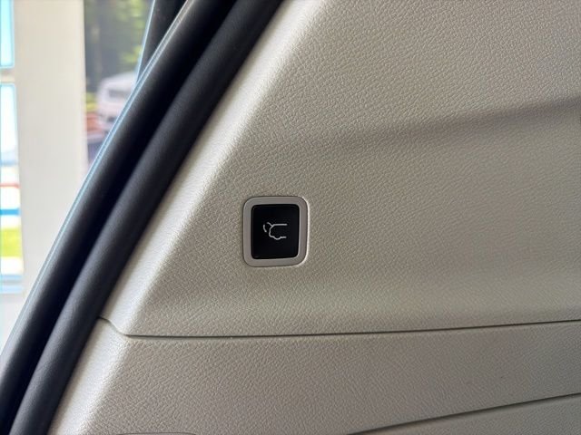 Used 2023 White Chrysler LX image 9