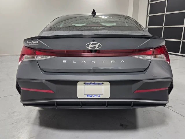 Used 2025 Gray Hyundai SEL Sport image 10