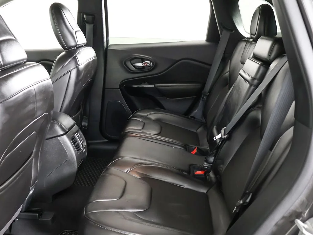 Used 2019 Gray Jeep Latitude Plus image 31