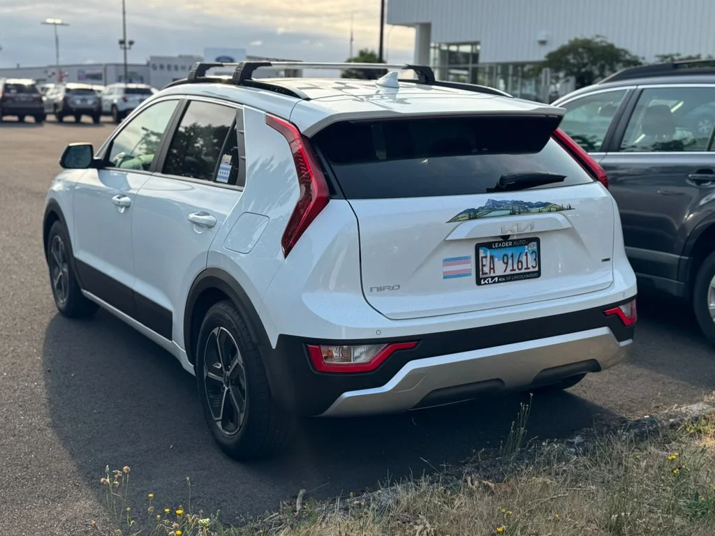 Used 2023 Snow White Pearl Kia EX image 2