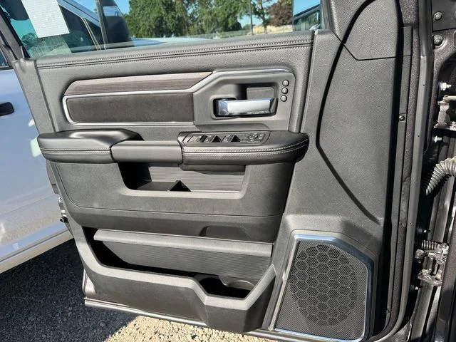 New 2026 Granite Crystal Metallic Clear-Coat Exterior Paint RAM Laramie image 16
