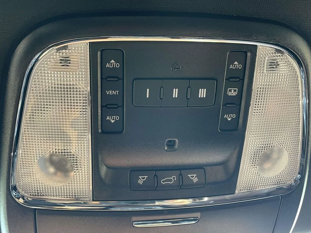 Used 2020 Diamond Black Crystal Pearlcoat Jeep Overland image 23
