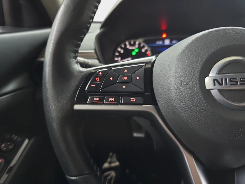 Used 2020 White Nissan 2.5 SL image 19