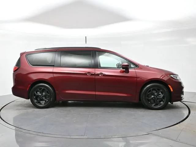 Used 2021 Velvet Red Pearlc Chrysler Hybrid Limited image 8