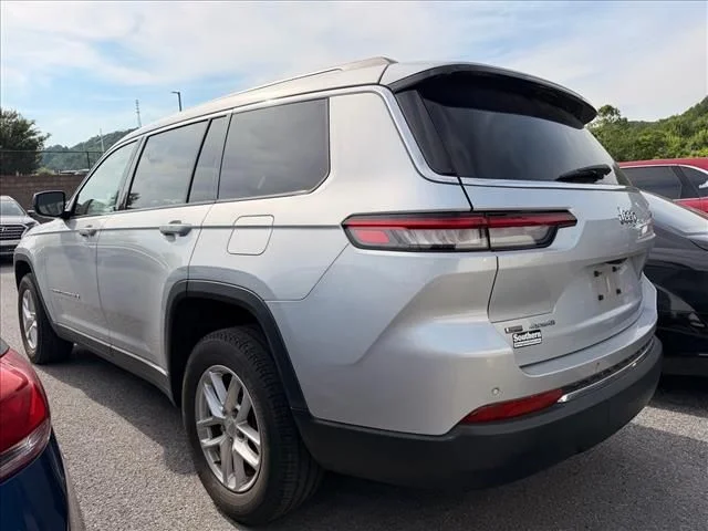 Used 2022 Silver Jeep Laredo image 8