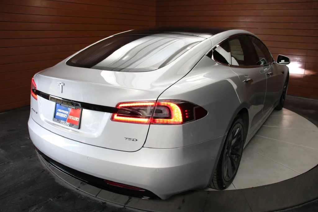 Used 2018 Obsidian Black Metallic Tesla  image 4