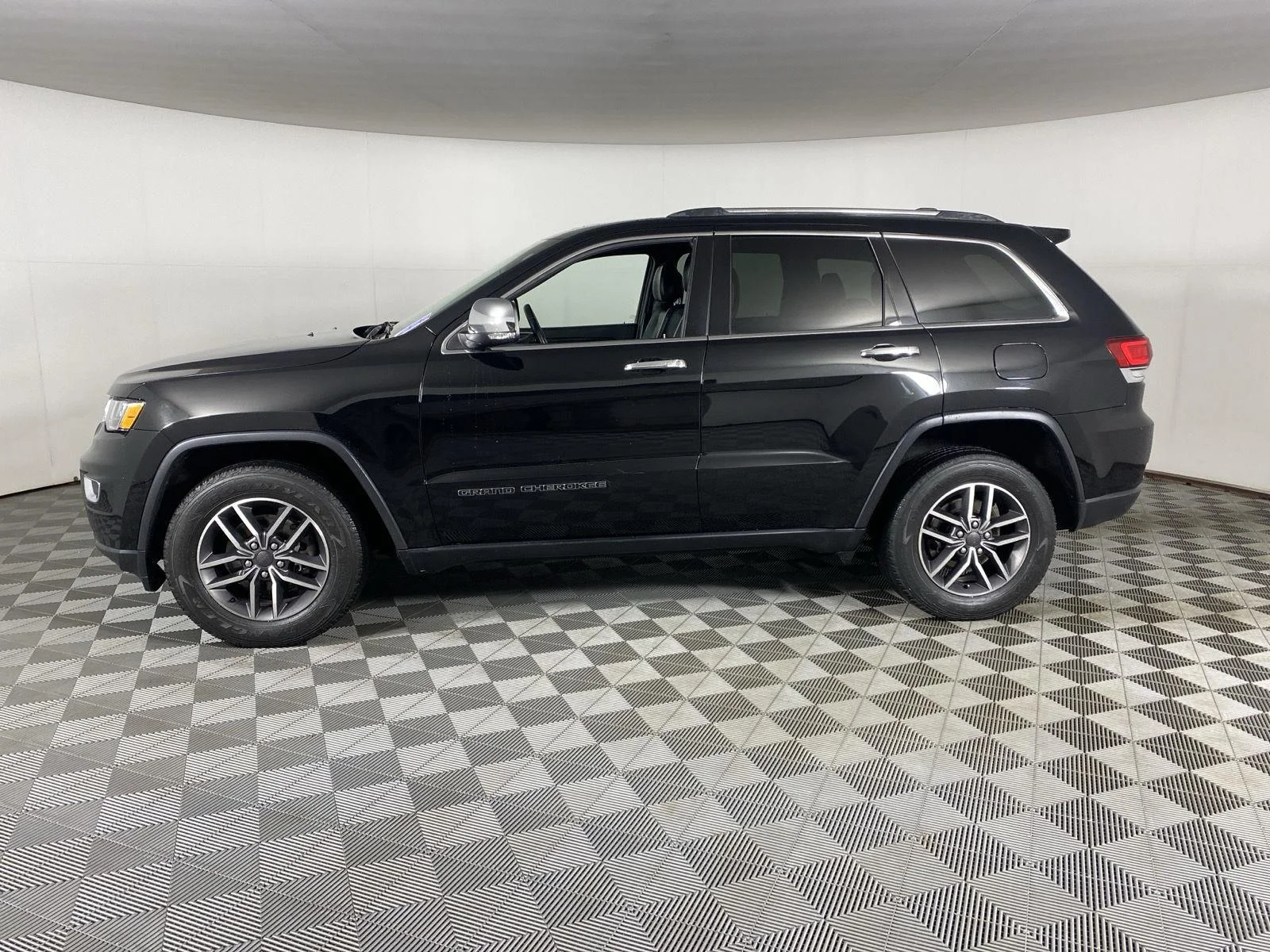 Used 2020 Diamond Black Crystal Pearlcoat Jeep Limited image 4