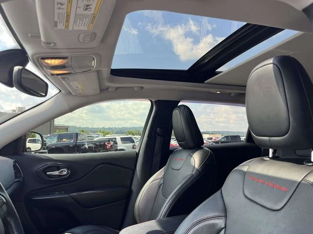 Used 2019 Diamond Black Jeep Trailhawk image 22