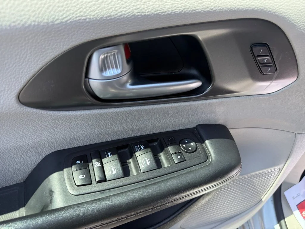 Used 2024 Silver Chrysler Touring L image 29