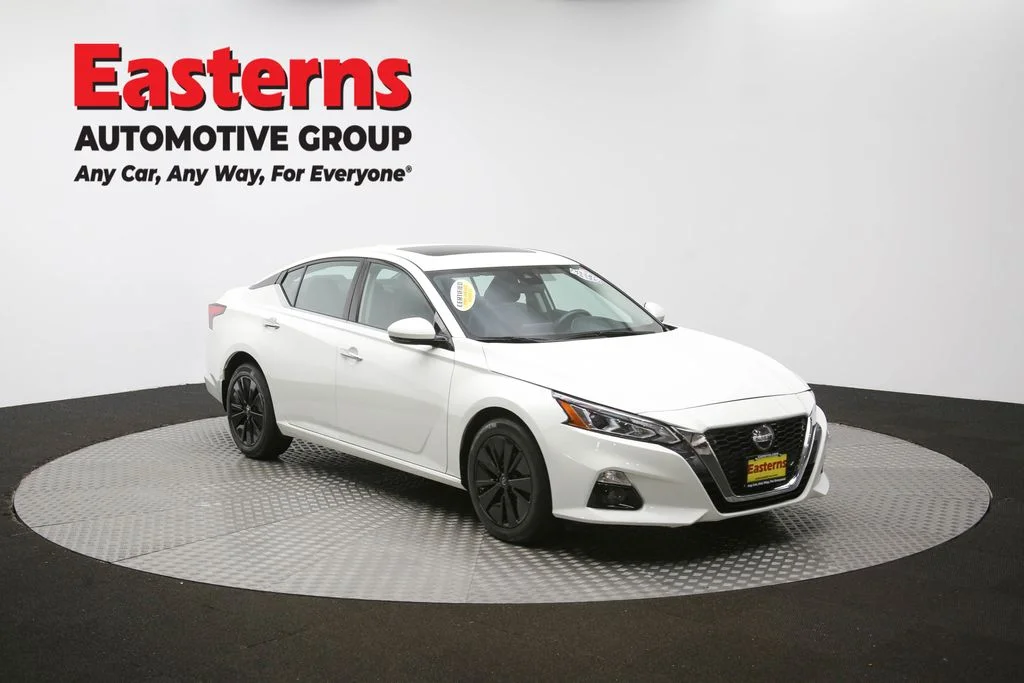 Used 2022 White Nissan 2.5 SL image 49