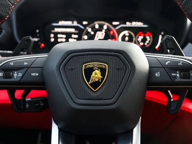 Used 2025  Lamborghini SE image 24