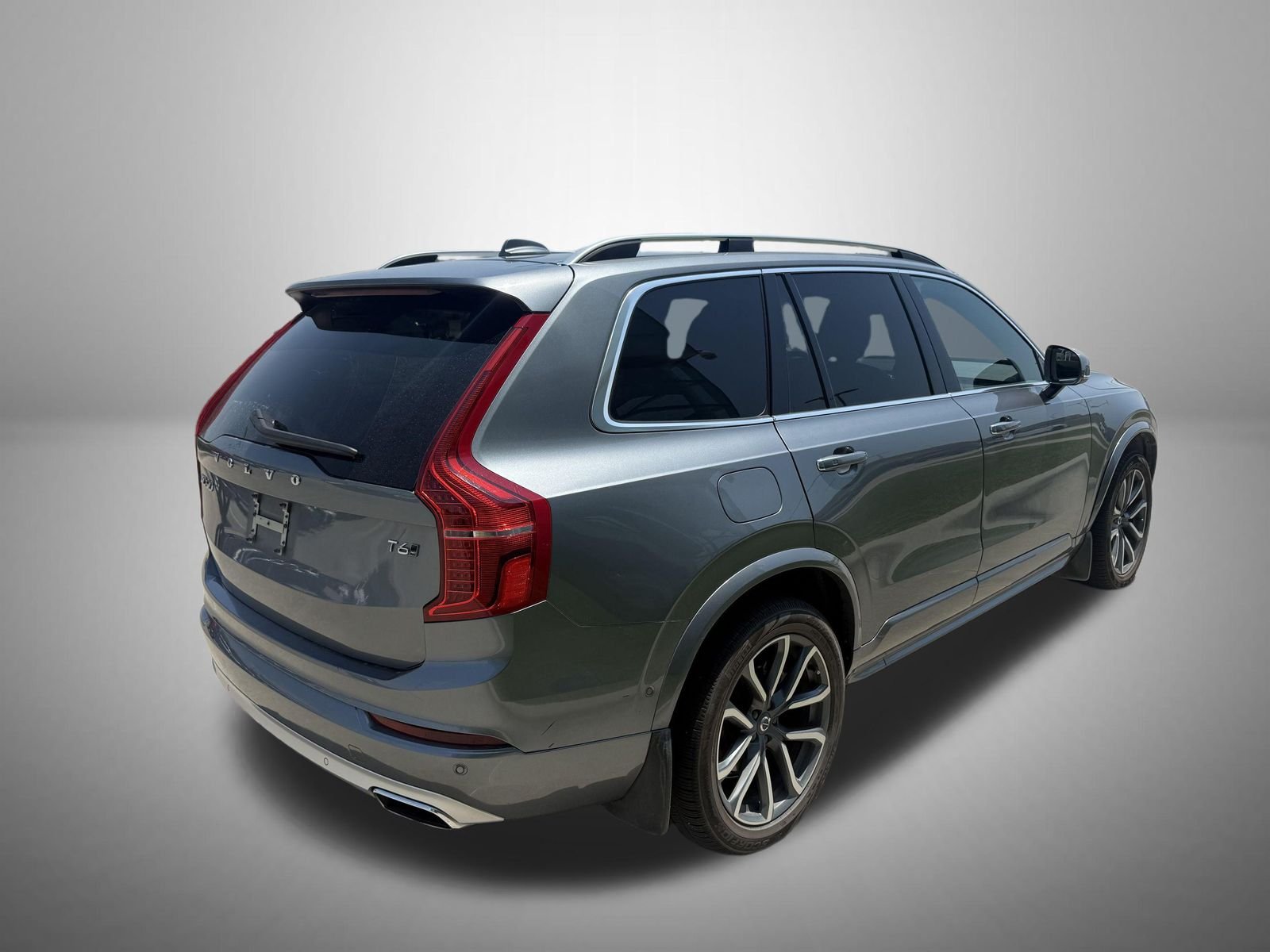 Used 2019 Gray Volvo T6 Momentum image 3