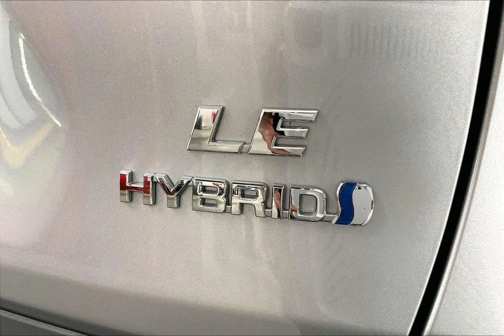 Used 2022 Silver Toyota LE image 11