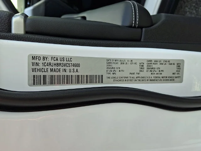 New 2027 White/off-white Jeep Limited image 18
