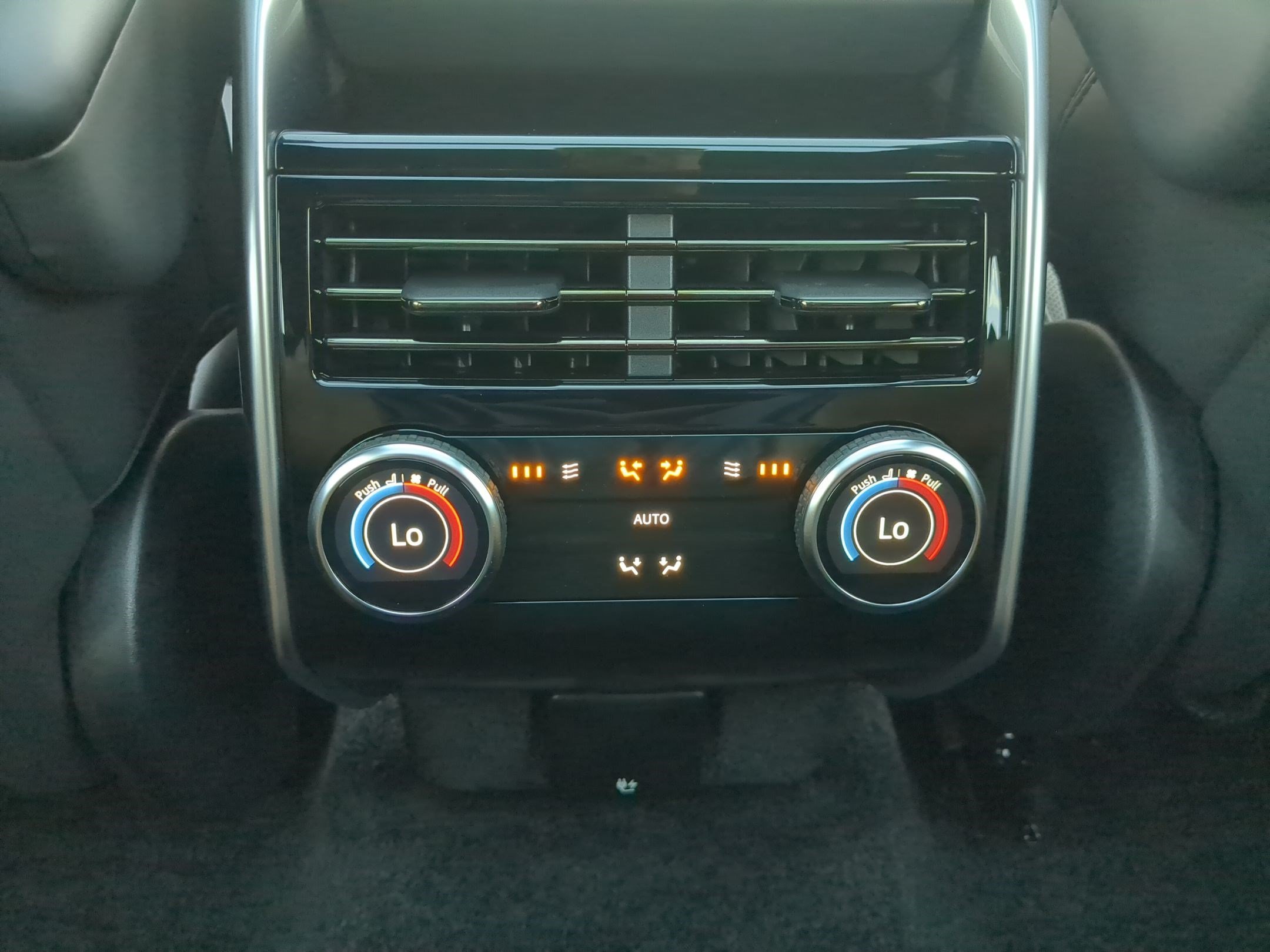 New 2027 Carpathian Grey Land Rover P400 SE LWB 7 Seat image 27