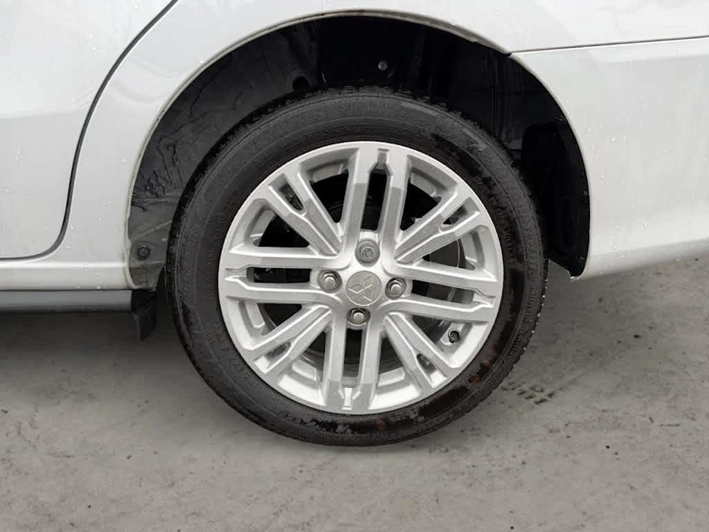New 2024 White Diamond Mitsubishi LE image 9
