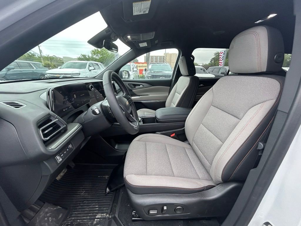 2025 Chevrolet Traverse LT - Photo 13