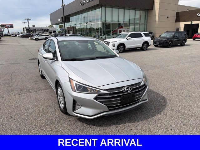 Used 2019 Silver Hyundai SE image 2