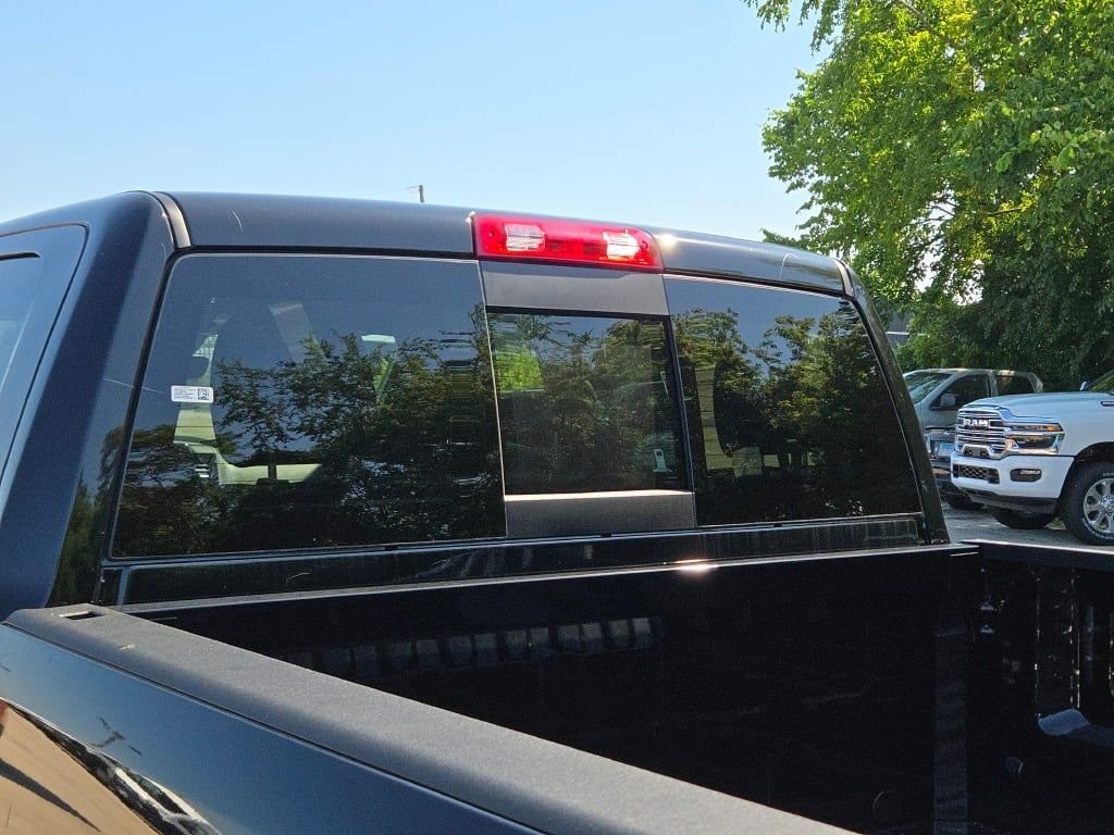 New 2026 Diamond Black Crystal Pearl-Coat Exterior Paint RAM Tradesman image 15