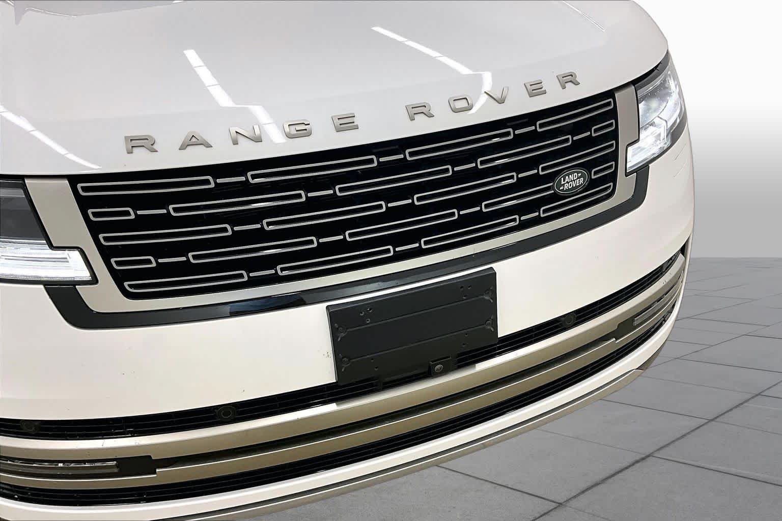 Used 2023 Icy White SV Bespoke Special Effect Gloss Land Rover SE image 29