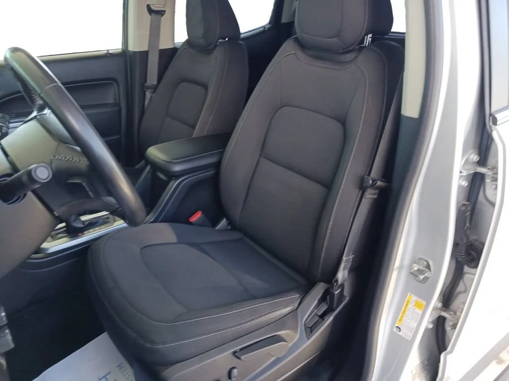 Used 2018 SILVER ICE METALLIC Chevrolet 4WD LT image 26