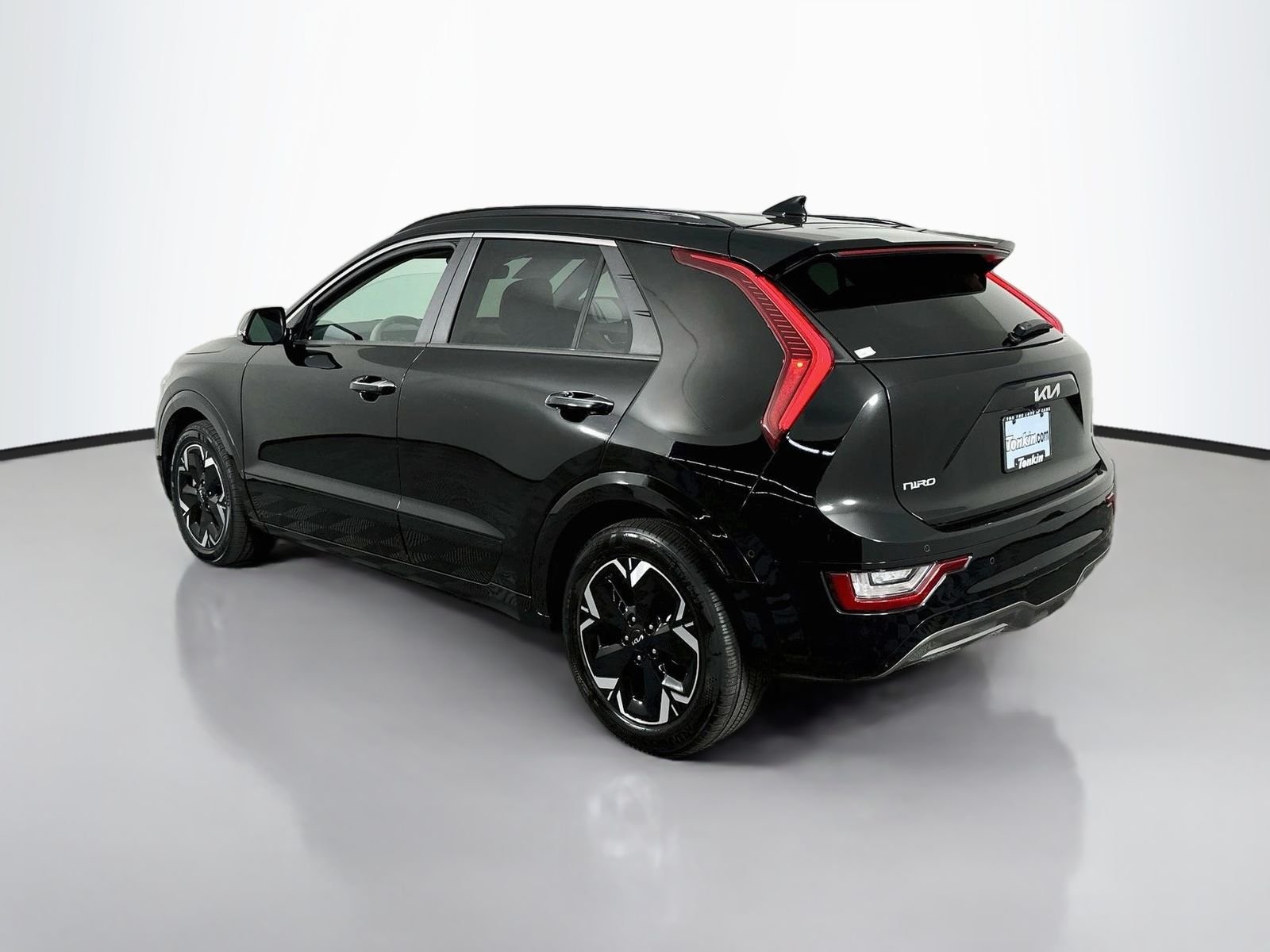 Used 2024 Aurora Black Kia Wave image 5