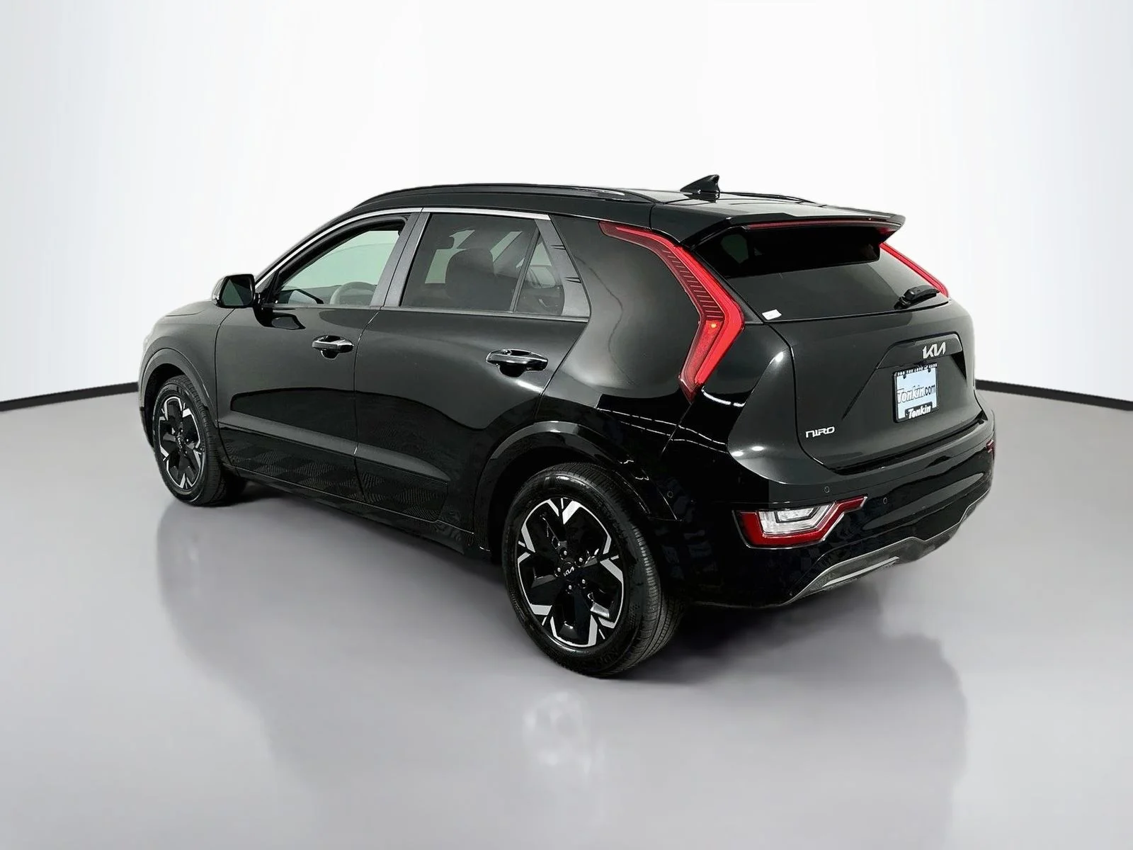 Used 2024 Aurora Black Kia Wave image 5