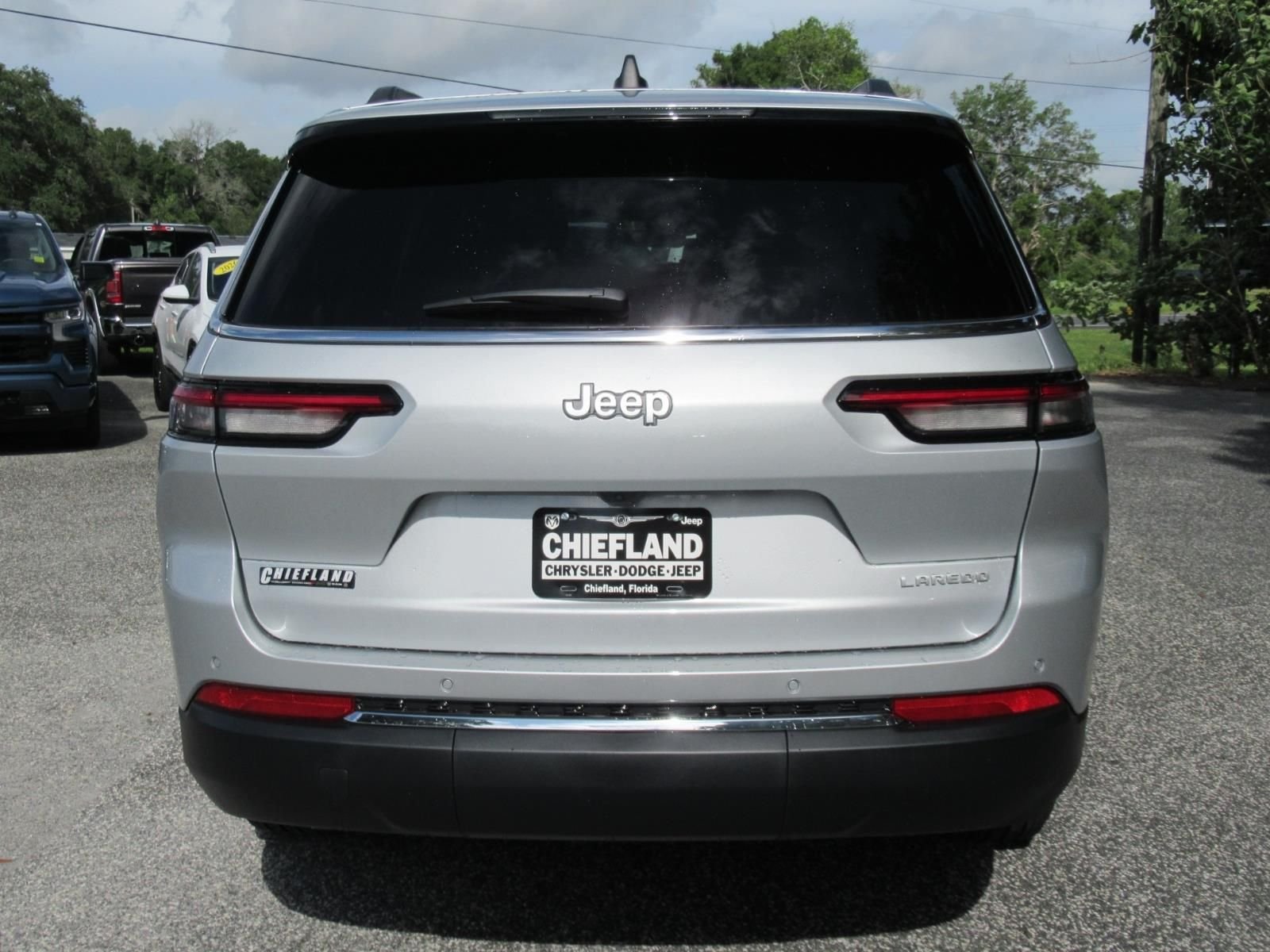 New 2026 Silver Zynith Exterior Paint Jeep Laredo X image 6