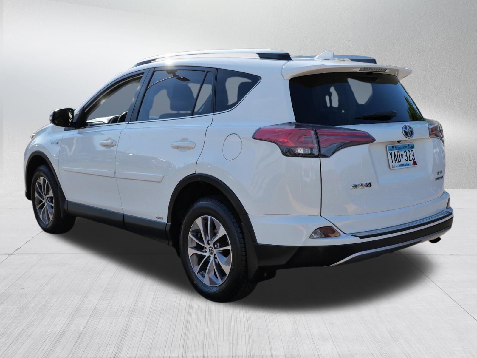 Certified Used 2018 Super White Toyota Hybrid XLE image 5