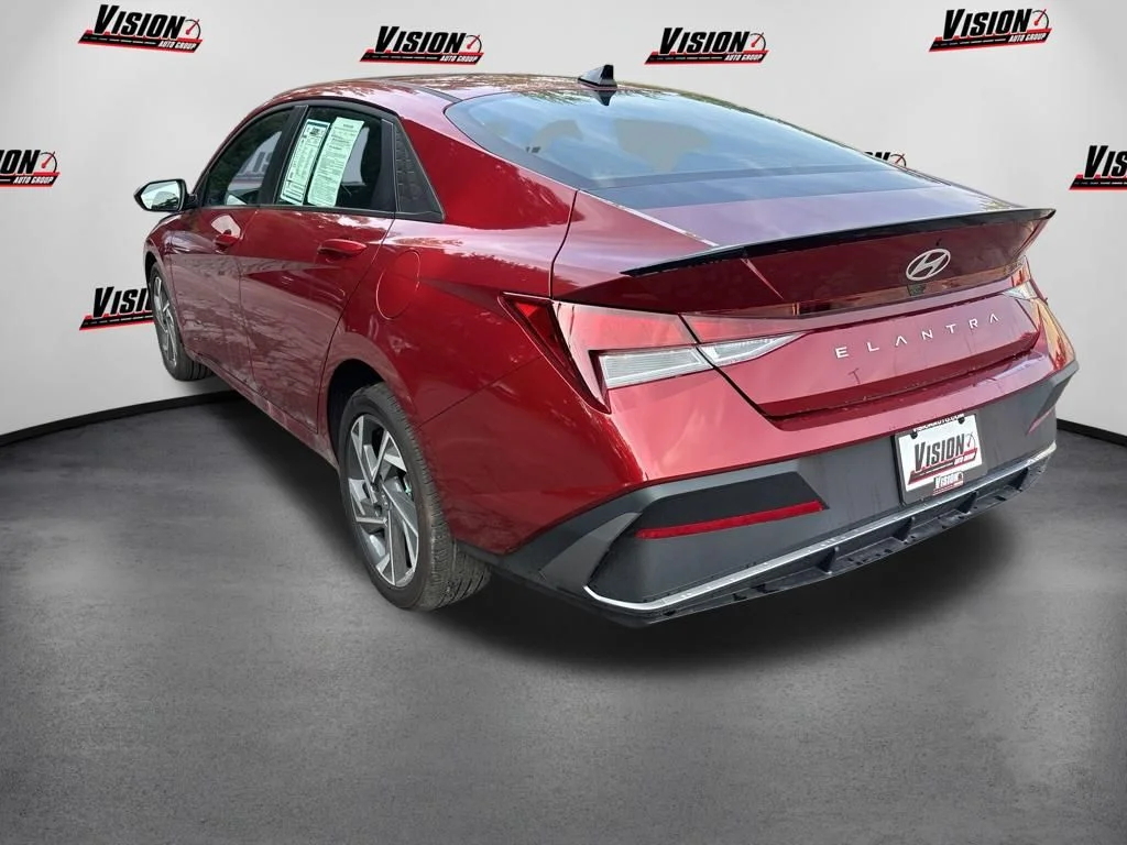 Used 2025 Red Hyundai SEL Sport image 7