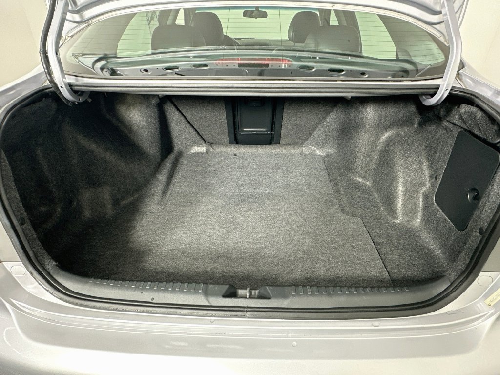 Used 2005 Silver Frost Metallic Honda EX-L image 25